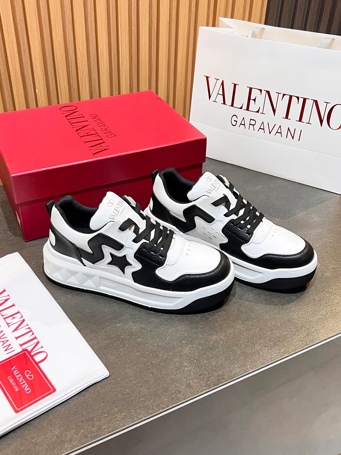 👟👟Ex-factory price 660👟👟 𝑽𝒂𝒍𝒆𝒏𝒕𝒊𝒏𝒐Valentino 𝑶𝒏𝒆𝑺𝒕𝒖𝒅 Couple casual sports shoes series Valentino 2024 new couple sports shoes are on sale. The original ZP was purchased and dismantled. Repeated pattern making and modification. I tried my best to restore it one to one! Top luxury masterpiece Signature five-pointed star design Soft and comfortable genuine leather with contrasting colors brings excellent and elegant texture and excellent on-foot comfort Top purchasing version upper: imported calfskin surface/original oil edge craftsmanship Outsole: original development 𝐓𝐏𝐔 two-color combination outsole Packaging: original configuration complete package Code number: 34-𝟒𝟓